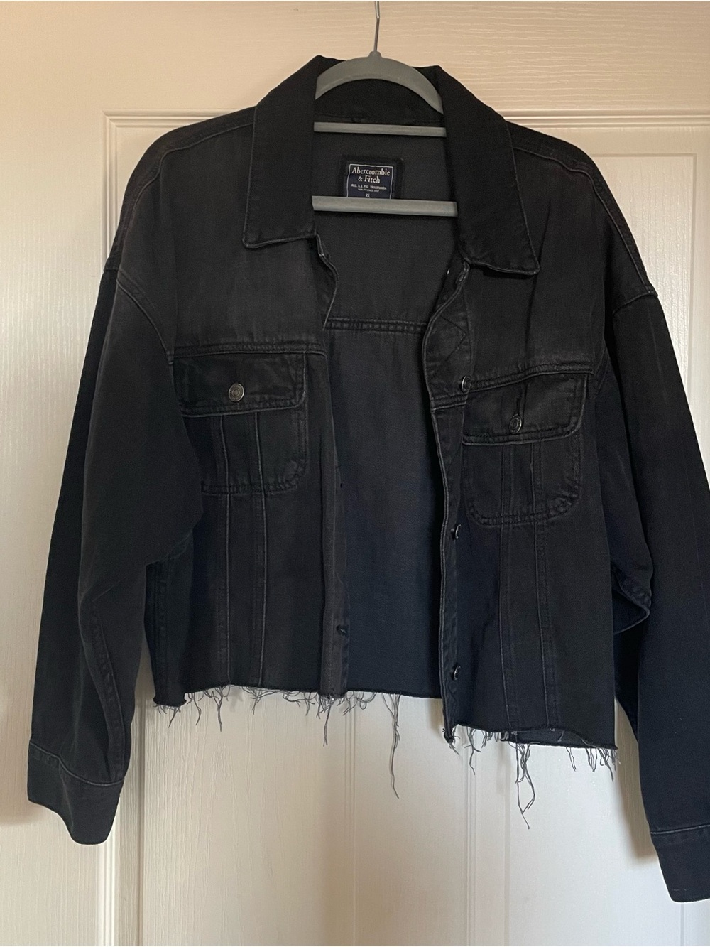 Abercrombie & Fitch Black Cropped Raw-Hem Denim Jacket